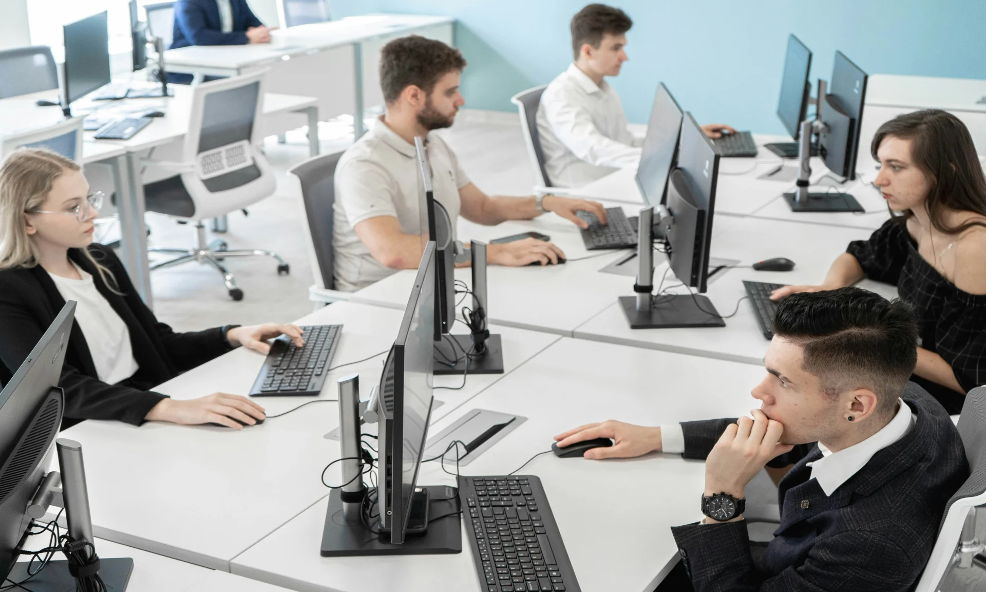 Ilustrasi Layanan Information Technology Outsourcing oleh ZathSoft
